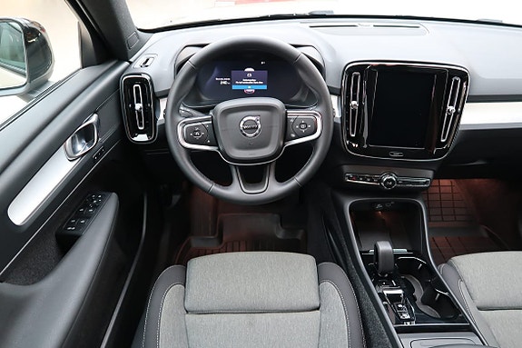 Volvo XC40 6 of 16