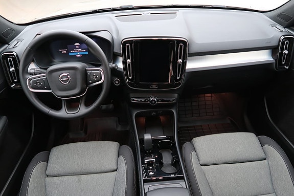 Volvo XC40 7 of 16