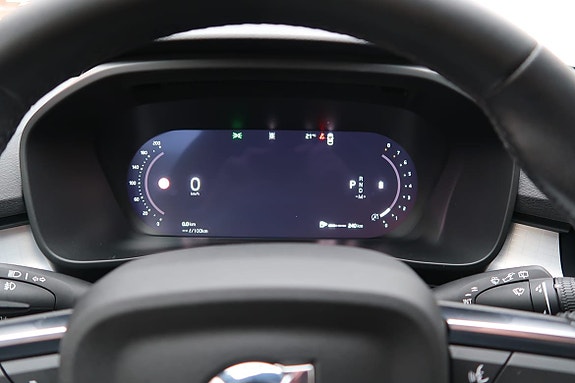 Volvo XC40 8 of 16