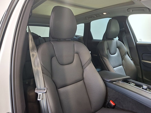 Volvo XC60 10 of 23