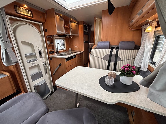 Dethleffs Advantage I 6951 Queenbed - Taksäng - Takfläkt - Rymlig - Ny Kamrem 12 of 17