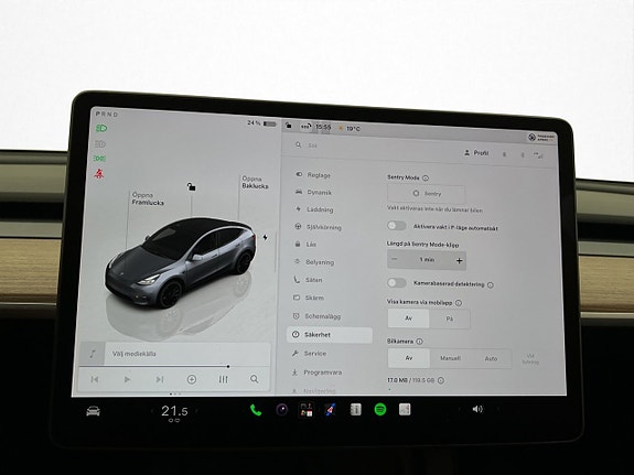 Tesla Model Y 25 of 30