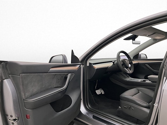 Tesla Model Y 11 of 30