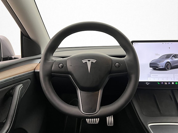 Tesla Model Y 15 of 30