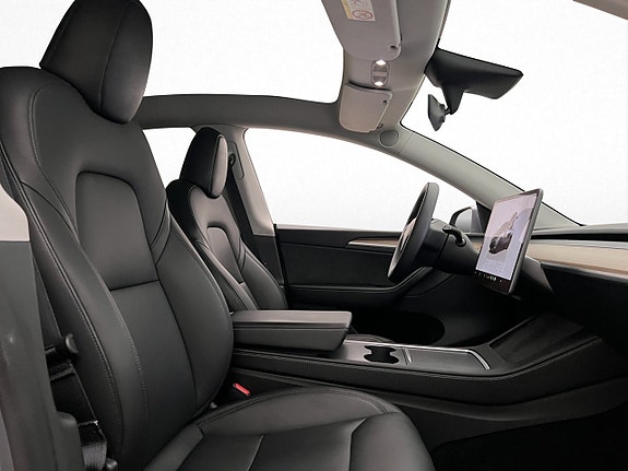 Tesla Model Y 27 of 30