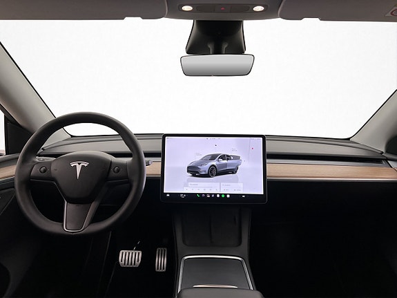 Tesla Model Y 14 of 30