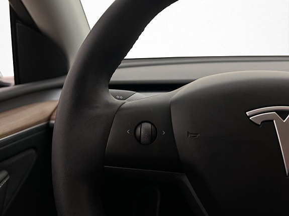 Tesla Model Y 16 of 30