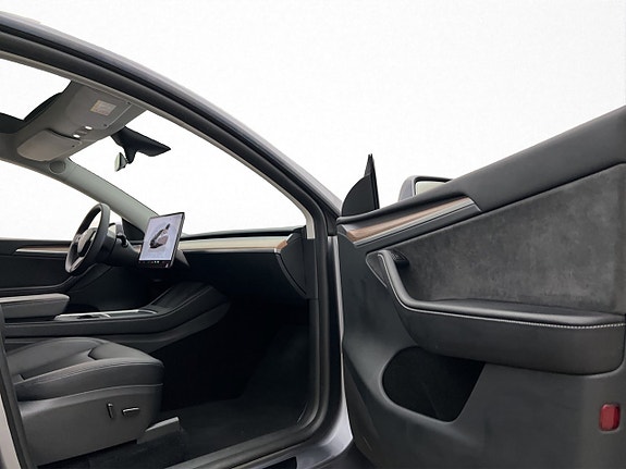 Tesla Model Y 28 of 30