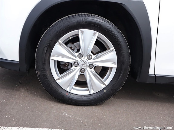 Lexus UX250h 21 of 24