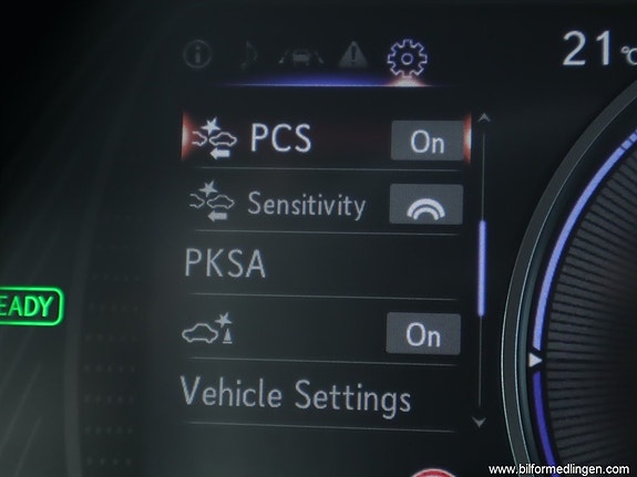Lexus UX250h 13 of 24
