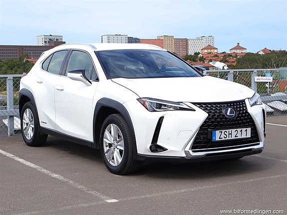 Lexus UX250h 2 of 24