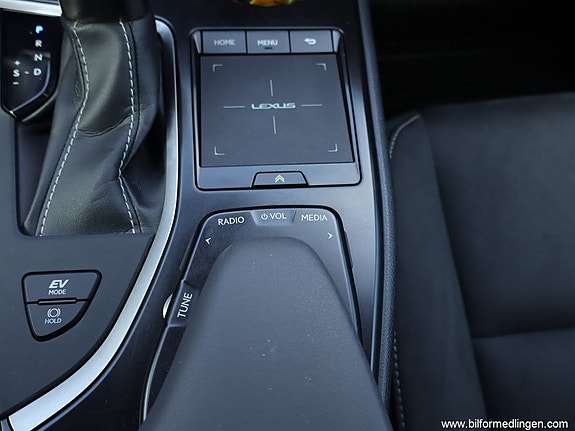 Lexus UX250h 16 of 24