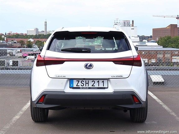 Lexus UX250h 23 of 24