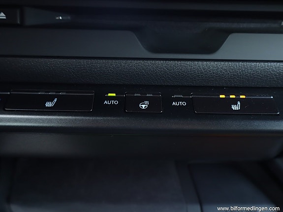 Lexus UX250h 18 of 24