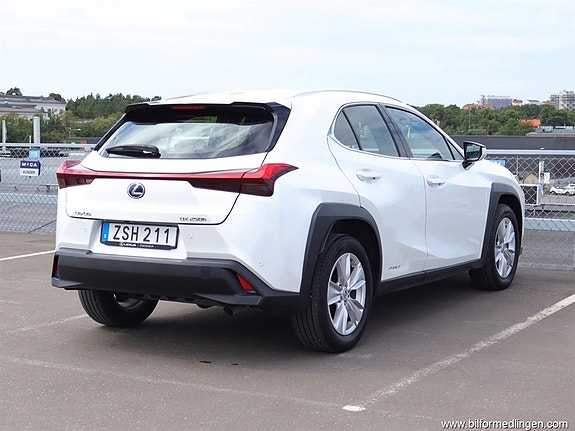 Lexus UX250h 4 of 24