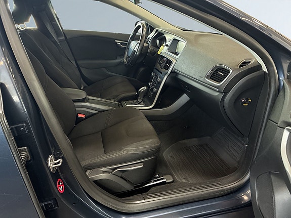 Volvo V40 11 of 28