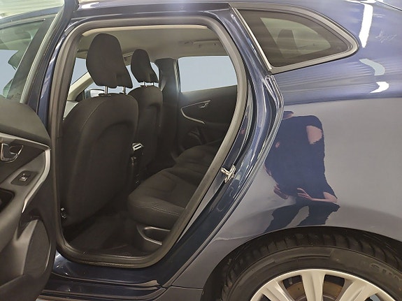 Volvo V40 14 of 28