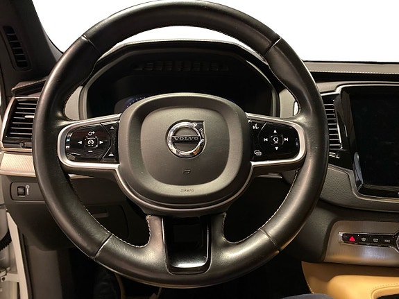 Volvo XC90 10 of 15