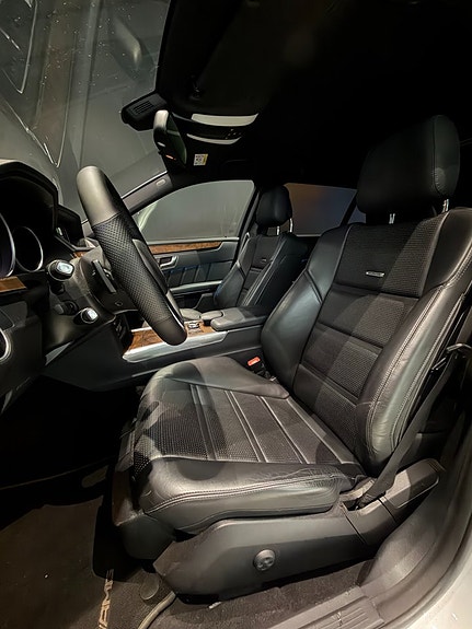Mercedes-Benz E500 12 of 17
