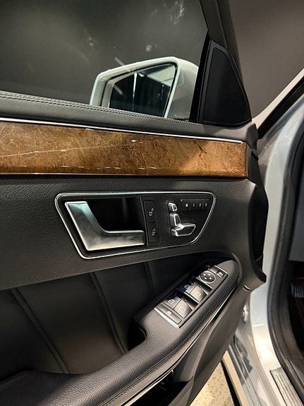 Mercedes-Benz E500 16 of 17