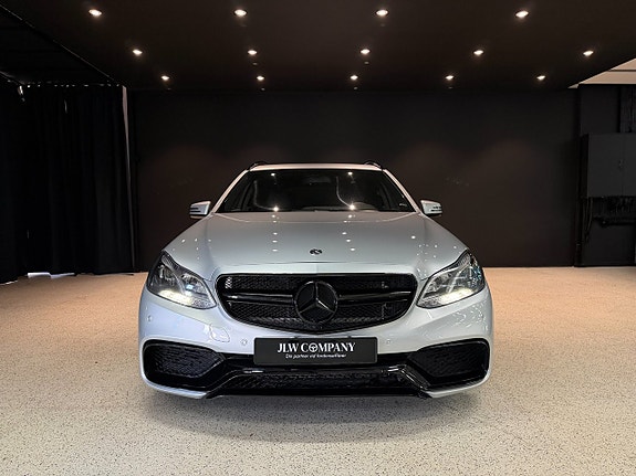 Mercedes-Benz E500 2 of 17