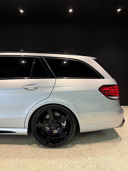 Mercedes-Benz E500 4 of 17