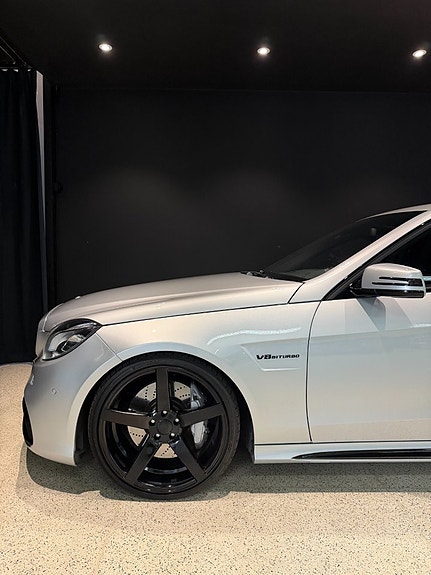Mercedes-Benz E500 5 of 17