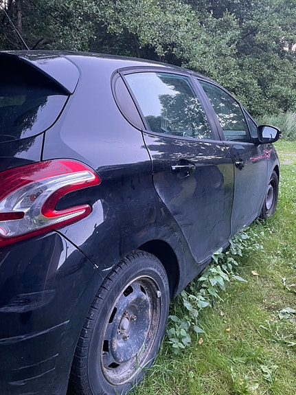 Peugeot 208 4 of 8