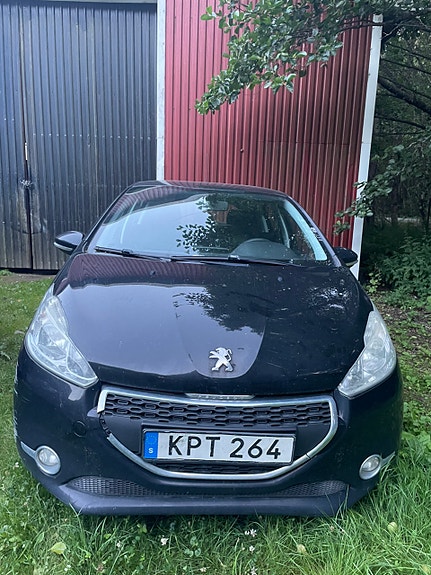 Peugeot 208 2 of 8