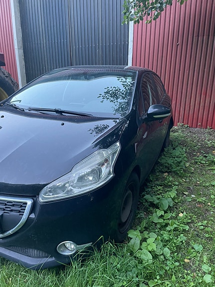 Peugeot 208 3 of 8