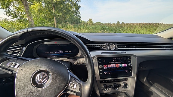 Volkswagen Passat 2 of 8