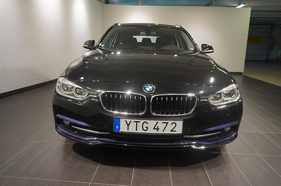 BMW 330i 3 of 13