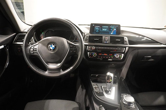 BMW 330i 11 of 13