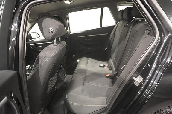 BMW 330i 10 of 13