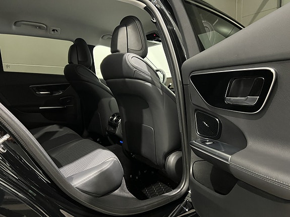 Mercedes-Benz C300 10 of 28