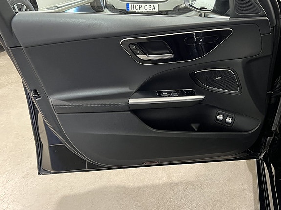 Mercedes-Benz C300 8 of 28