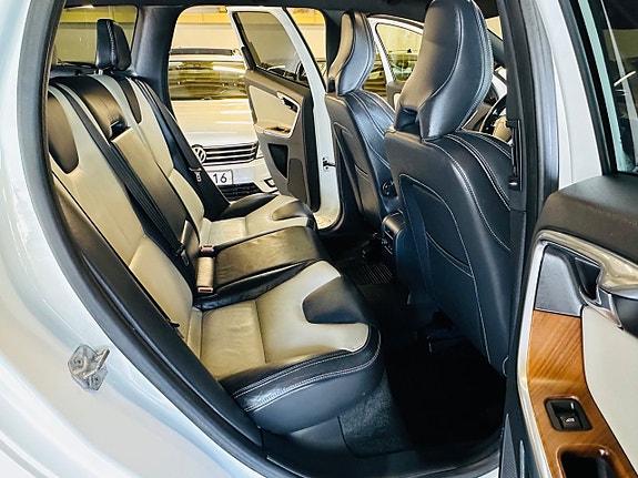 Volvo XC60 15 of 30