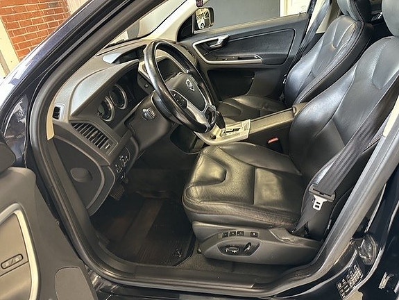 Volvo XC60 16 of 24