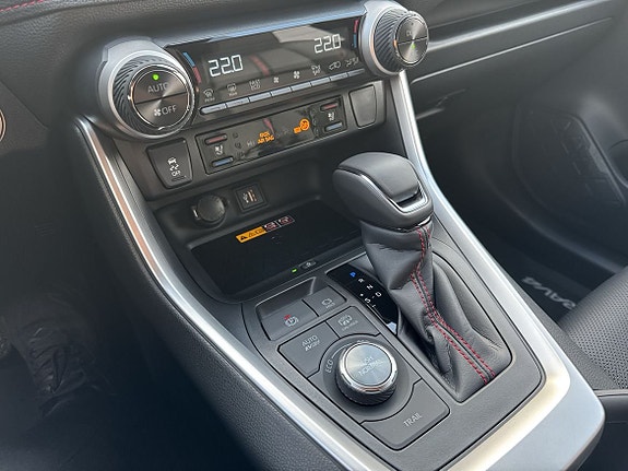 Toyota RAV4 Plug-in Hybrid 19 of 24