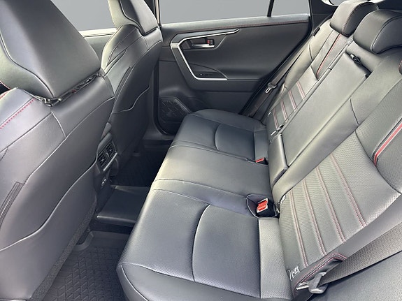 Toyota RAV4 Plug-in Hybrid 8 of 24