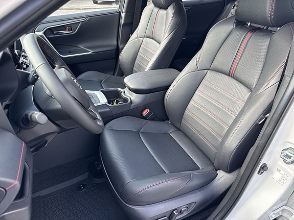 Toyota RAV4 Plug-in Hybrid 18 of 24