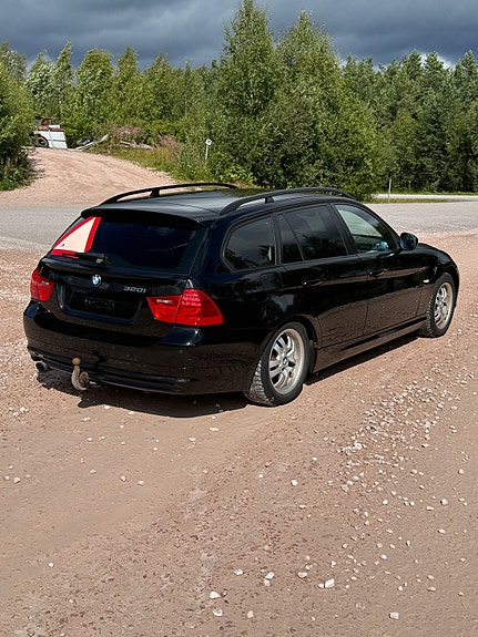 BMW 320i 2 of 5