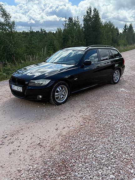 BMW 320i 3 of 5