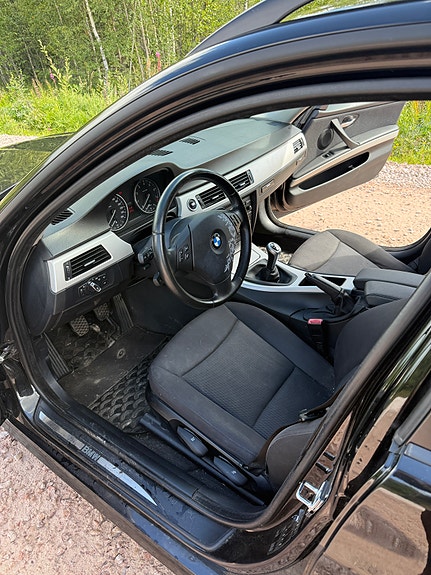 BMW 320i 4 of 5