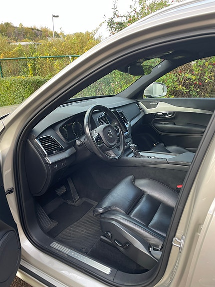 Volvo XC90 7 of 9
