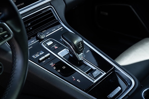 Porsche Panamera 4S 18 of 23