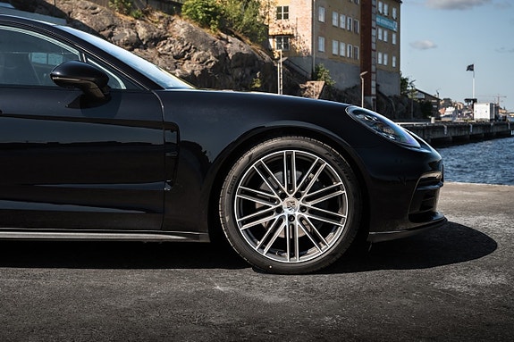 Porsche Panamera 4S 19 of 23