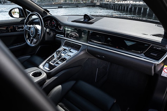 Porsche Panamera 4S 17 of 23