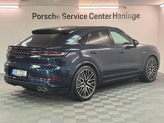 Porsche Cayenne 2 of 16