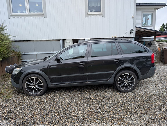 Skoda Octavia Scout 2 of 6